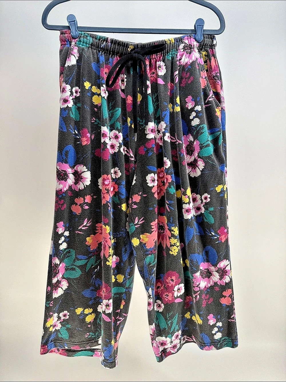Women Within Floral Jogger Capris in Black & Pink Size 1X